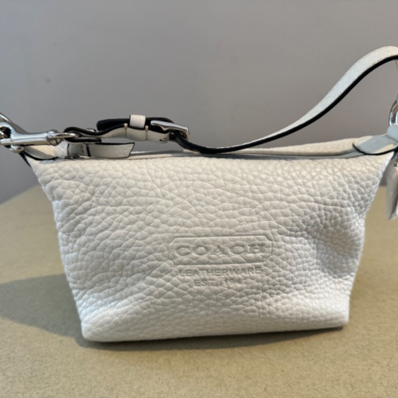 Beautiful Rare Find Coach Pebble Leather Baguette Bag - New Condition - Picture 3 of 7